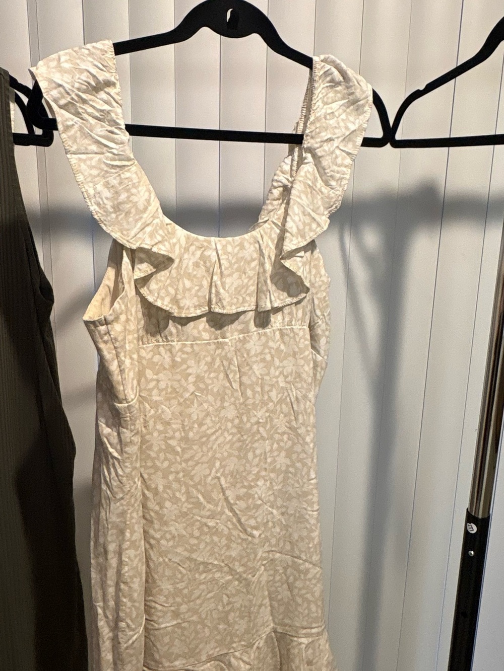 Abercrombie & Fitch Cream Floral Ruffle-Trim dress